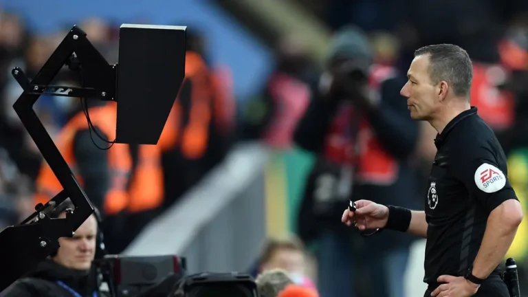 VAR di Liga 1 Berhasil Kurangi Kontroversi Keputusan Wasit