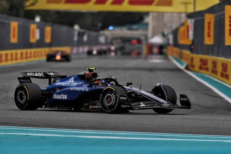 Uilliams jamoasi mojarosi: Karlos Sayns Miami GP-da jamoa strategiyasidan norozi