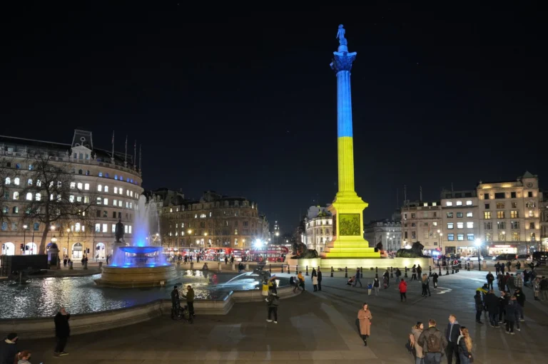 Chelsi ayollar jamoasi mag’lubiyatsiz mavsumni Trafalgar maydonidagi yoritish bilan nishonladi