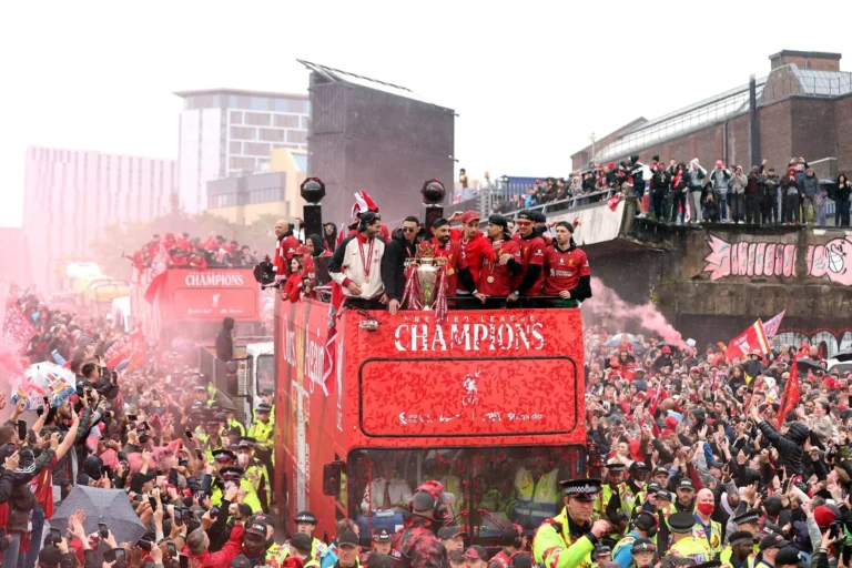 Liverpul chempionlar paradida dahshatli hodisa tufayli haydovchi ayblanmoqda