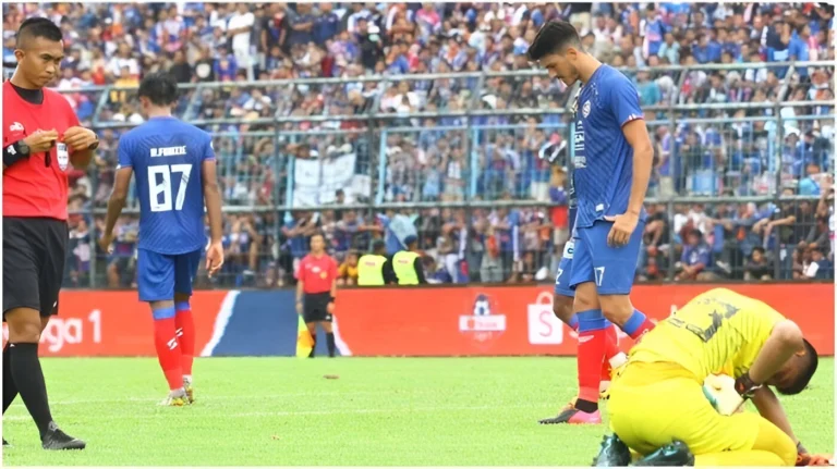 Persib Ditahan Imbang 2-2 Oleh Persita dalam Laga Diwarnai Insiden Flare