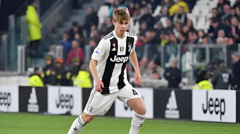 AC Milan Bidik Hans Nicolussi Caviglia dari Venezia untuk Perkuat Lini Tengah