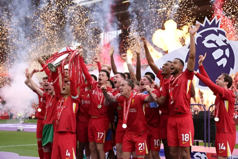 Liverpool Angkat Trofi Liga Inggris di Anfield