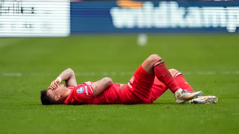Mees Hilgers Alami Cedera Hamstring Saat Laga FC Twente vs Ajax