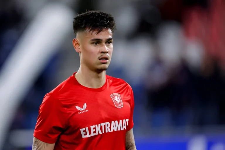 Mees Hilgers Dikritik Keras Usai Blunder Lawan Ajax