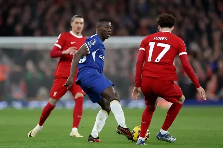 Moisés Caicedo menguasai lini tengah saat Chelsea kalahkan Liverpool