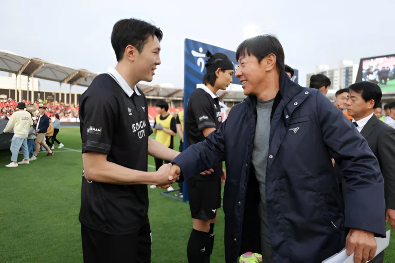 Shin Tae-yong Hadiri Pertandingan Seongnam FC di K League 2