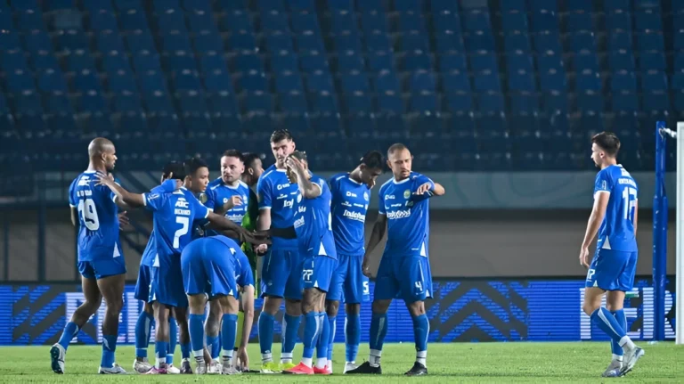 Persib Bidik Kemenangan Penentu Gelar di Kandang Malut United