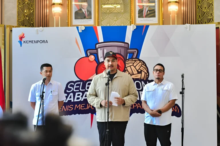 Menpora Minta Suporter Lebih Santun Usai Sanksi FIFA
