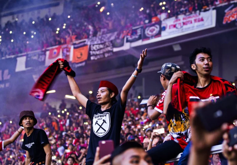 แฟนบอลอินโดนีเซียโชว์ทิโฟ่อลังการในเกมพบจีน