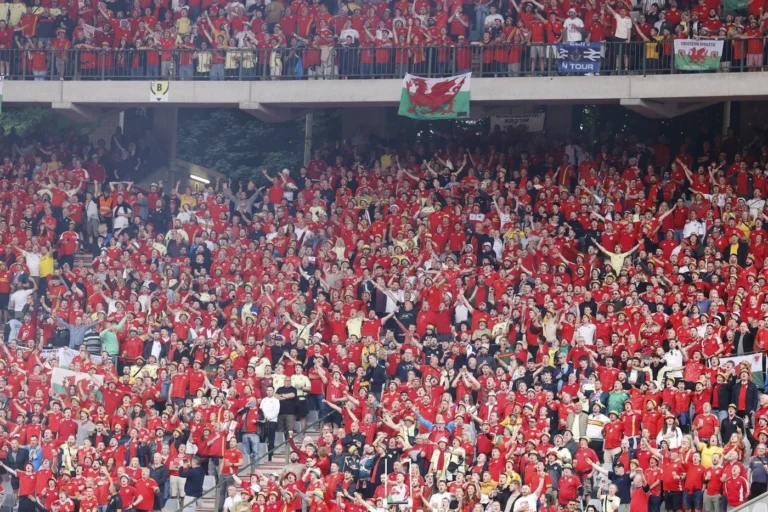 Jahon chempionati saralash o’yinida Uels muxlisi tribunadan yiqildi