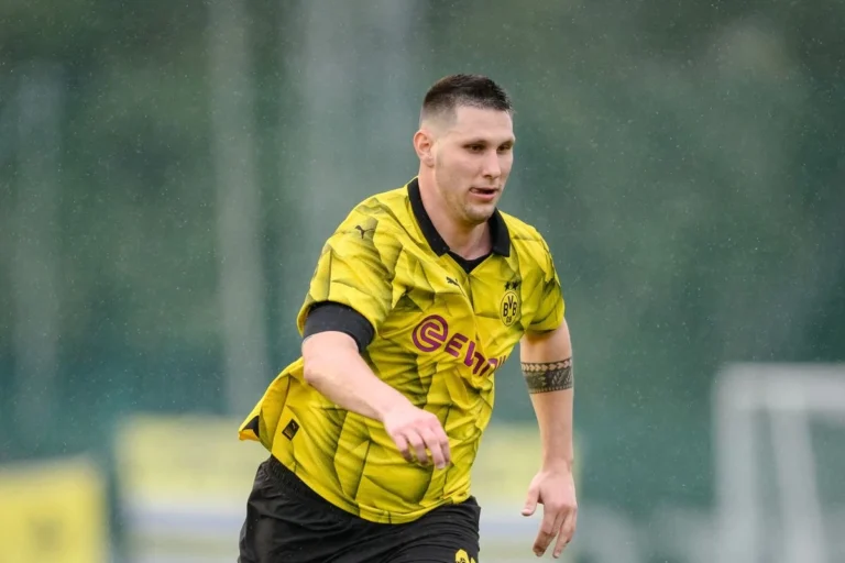 AC Milan Bidik Bek Tangguh Borussia Dortmund untuk Musim Depan