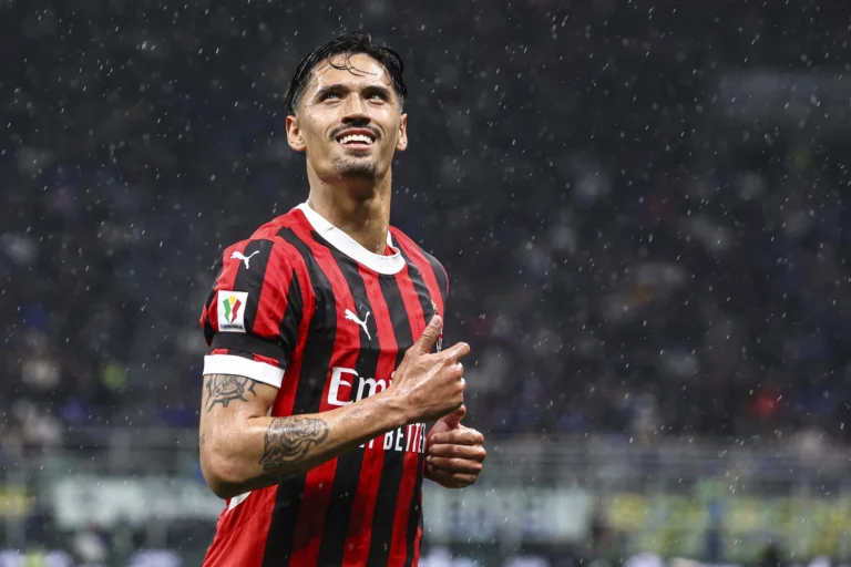 Tijjani Reijnders resmi bergabung dengan Manchester City dengan nomor 4