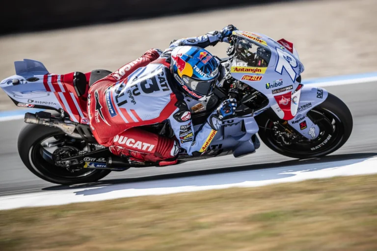 Alex Marquez tampil mengejutkan dengan motor Ducati lawas di MotoGP 2025