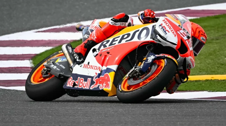 Eric Saputra raih kemenangan di Race 1 Superstock Yamaha Sunday Race Mandalika