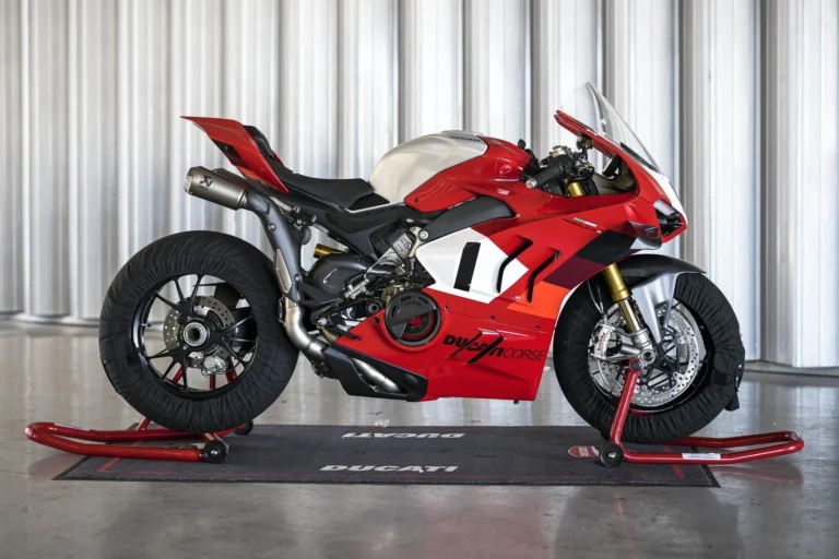 Lewis Hamilton tiba di GP Kanada dengan Ducati Panigale V4