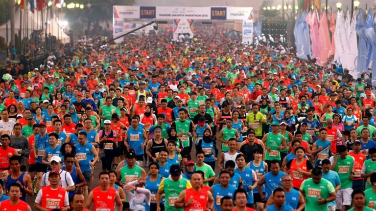 LPS Monas Half Marathon 2025 diikuti 6.000 peserta di Jakarta