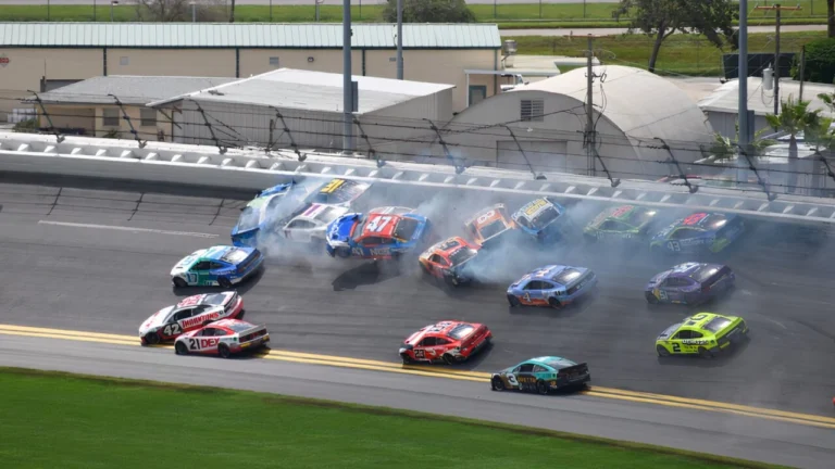Kyle Busch alami kecelakaan parah di balapan NASCAR Meksiko yang basah
