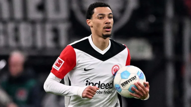 Manchester United Mulai Pembicaraan dengan Striker Frankfurt Hugo Ekitike