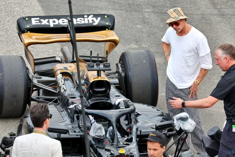 Aktor Berbagi Pengalaman Beradu Akting dengan Lewis Hamilton dalam Film Terbaru