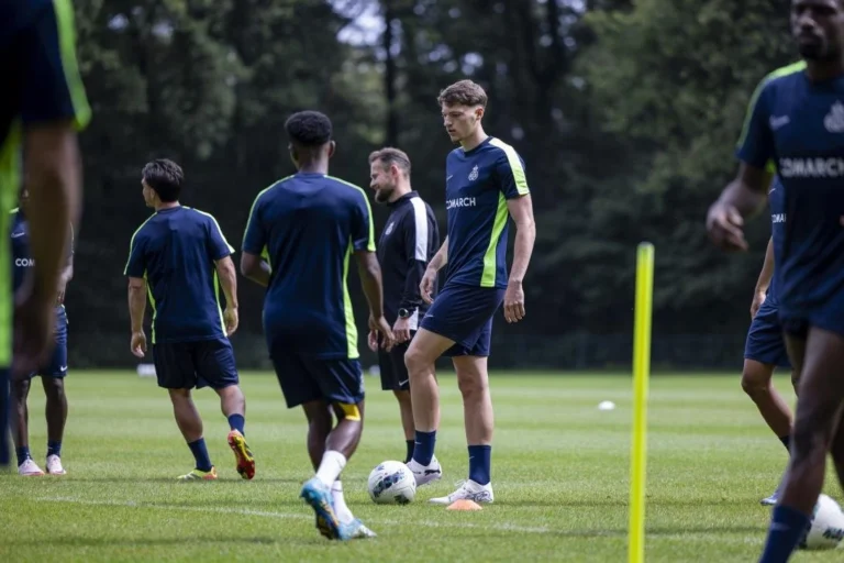 Ragnar Oratmangoen pulih dari cedera, siap bela FCV Dender
