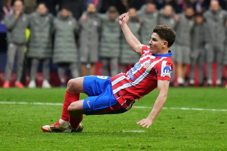 Julian Alvarez dikabarkan akan bergabung dengan Barcelona