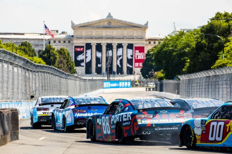 Shane van Gisbergen dan Connor Zilisch siap berduel di Chicago Street Course