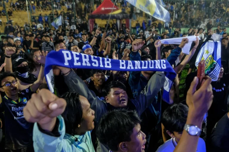 Persib Bandung siap umumkan pemain baru lewat radio lokal