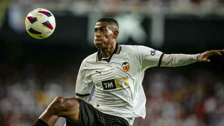 Arsenal Dekati Bek Muda Valencia Cristhian Mosquera