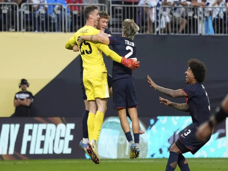 Matt Freese jadi pahlawan penalti saat AS melaju ke semifinal Piala Emas