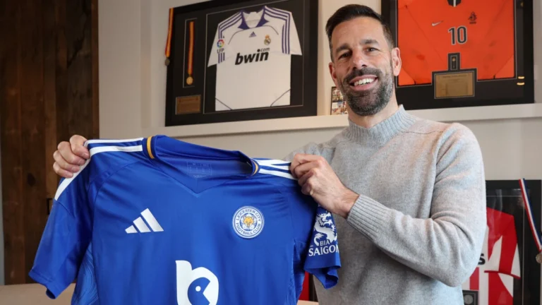 “Lester Siti” van Nistelroy bilan shartnomani bekor qilganini e’lon qildi