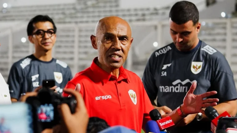Simon Tahamata Saksikan Kekalahan Telak Indonesia