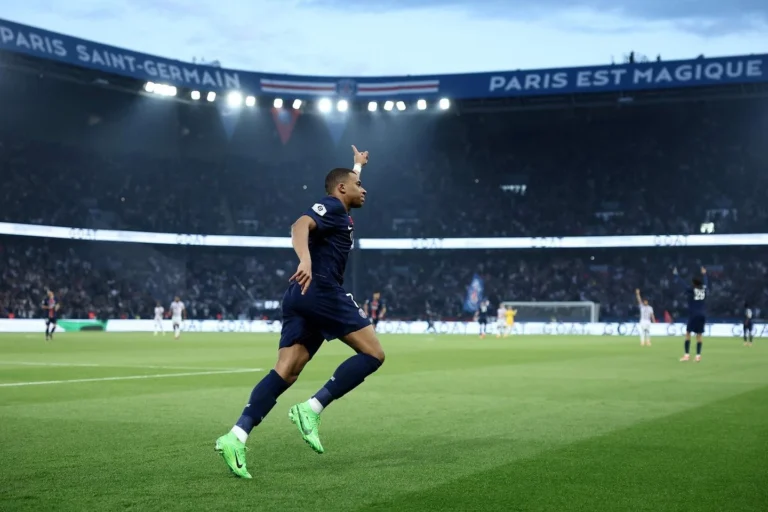 Mantan rekan Marselino Ferdinan di Deinze gabung juara Liga Champions