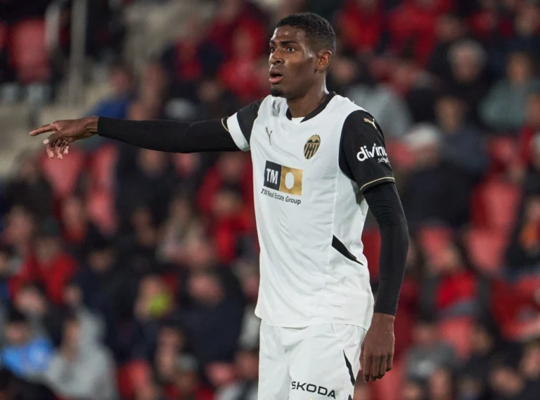 Valencia Attempts to Keep Mosquera Amid Arsenal Interest