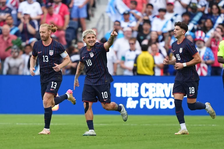 Luna bersinar dua kali, Amerika Serikat melaju ke final Piala Emas
