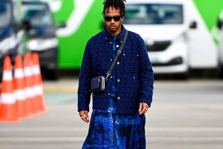 Lyuis Hamilton Britaniya GP da maxsus Burberry libosida e’tiborni tortdi