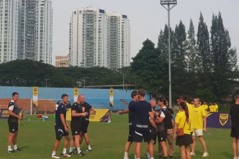 Ole Romeny and Marselino Ferdinan share knowledge at Oxford United coaching clinic