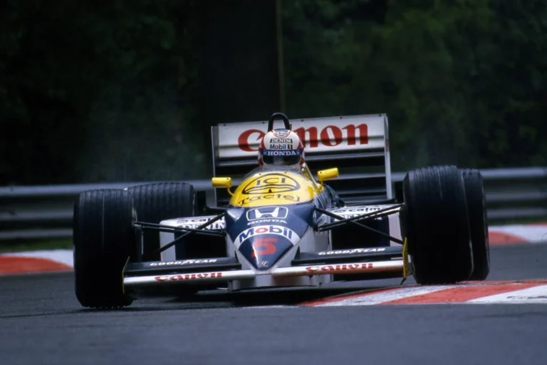 Zak Brown Kendarai Mobil Legendaris Williams FW11B di Silverstone