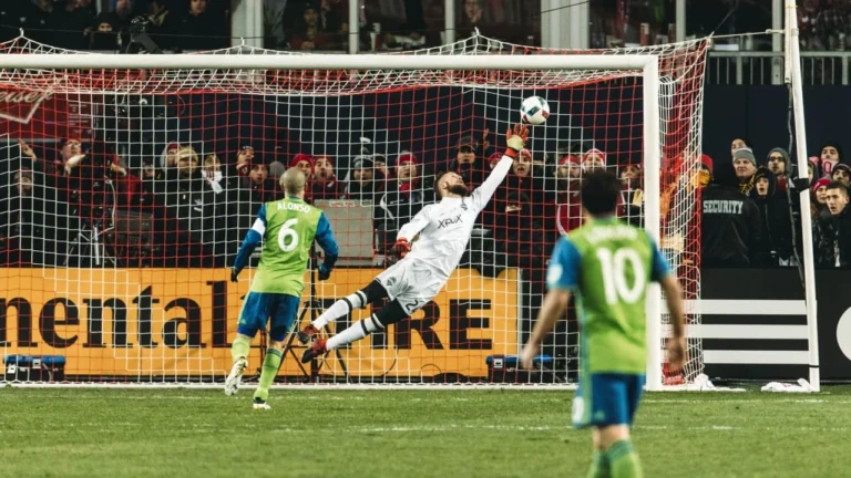 Stefan Frei alami cedera kepala serius saat laga Seattle Sounders vs Columbus Crew