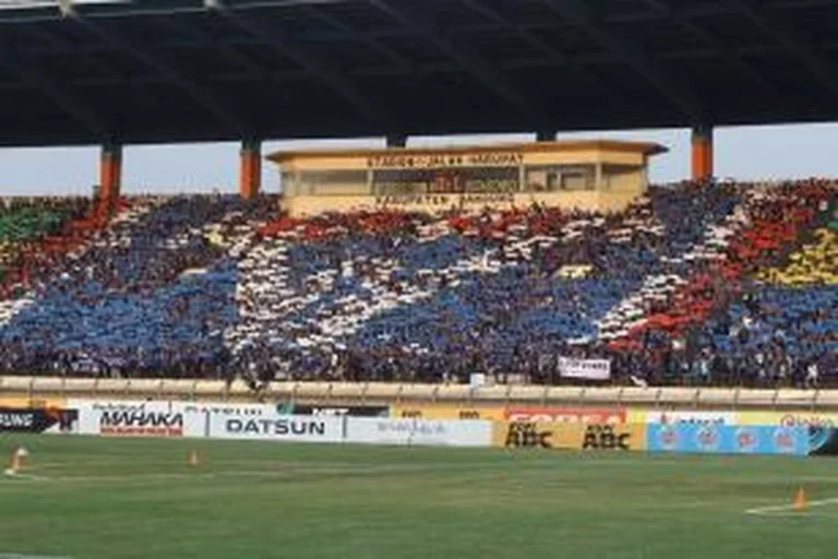 Nick Kuipers disoraki fans Persib saat debut bersama Dewa United