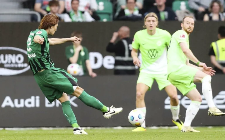 Kevin Diks meets Ko Itakura on first day of training with Gladbach