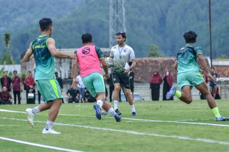 Bojan Hodak reveals Persib’s plans regarding foreign player quota in Liga 1