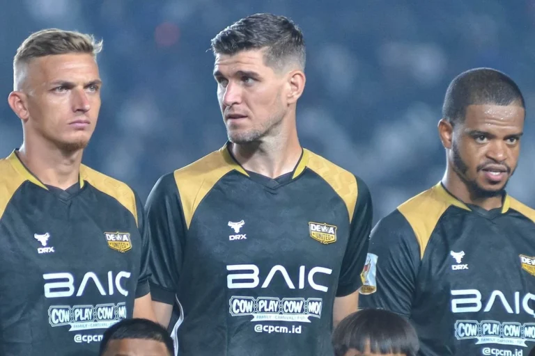 Oxford United Indoneziya futboli haqida o’rganish uchun Persib ofisiga tashrif buyurdi