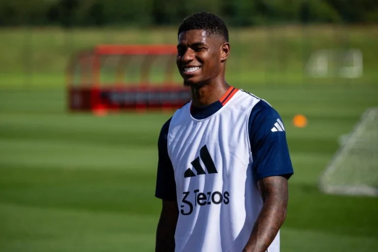 Marcus Rashford berlatih sendirian di Carrington setelah kembali dari Villa
