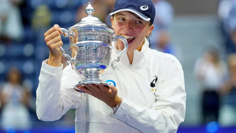 Iga Swiatek makes history with perfect victory in Wimbledon final