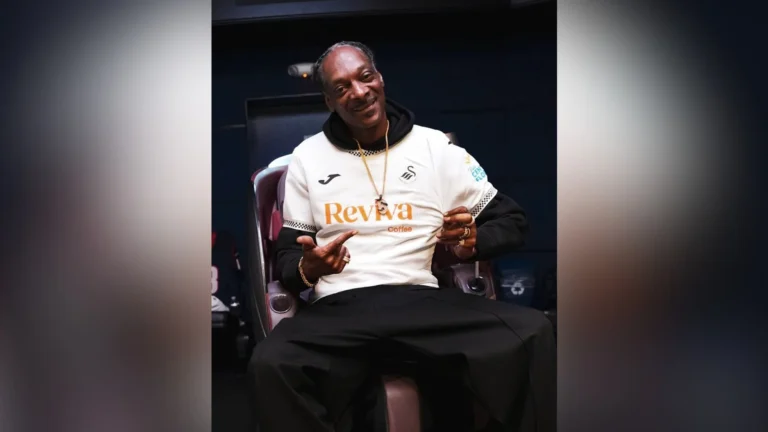 Snoop Dogg tampil mengejutkan dalam peluncuran jersey Swansea City