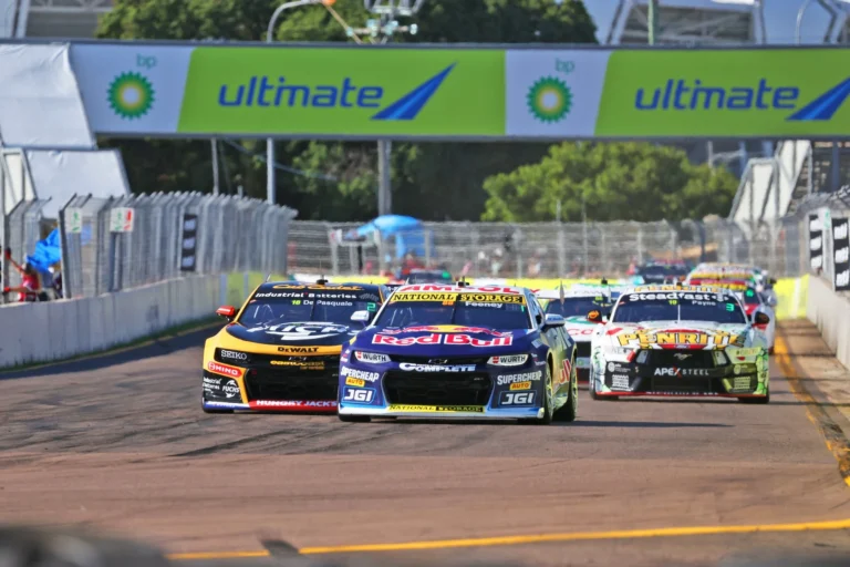 Broc Feeney dominasi balapan Supercars di Townsville dengan strategi sempurna