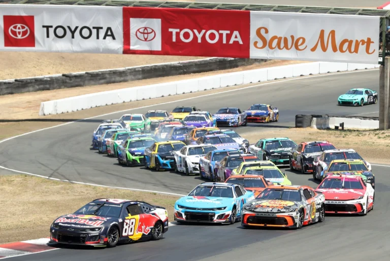 Sonomadagi NASCAR pit-stop hodisasi jismoniy to’qnashuvga olib keldi