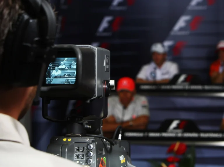 Apple Siap Rebut Hak Siar F1 dari ESPN Mulai 2026