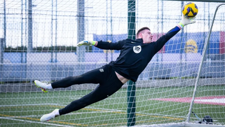 Ter Stegen berlatih sendirian saat Barcelona mulai pramusim